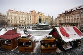 Husův pomník na Staroměstském náměstí o vánočních trzích